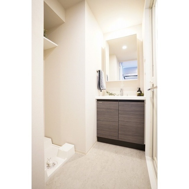 洗面設備　家具／調度品に関しては配置例を示したもので実際の賃貸には含ま