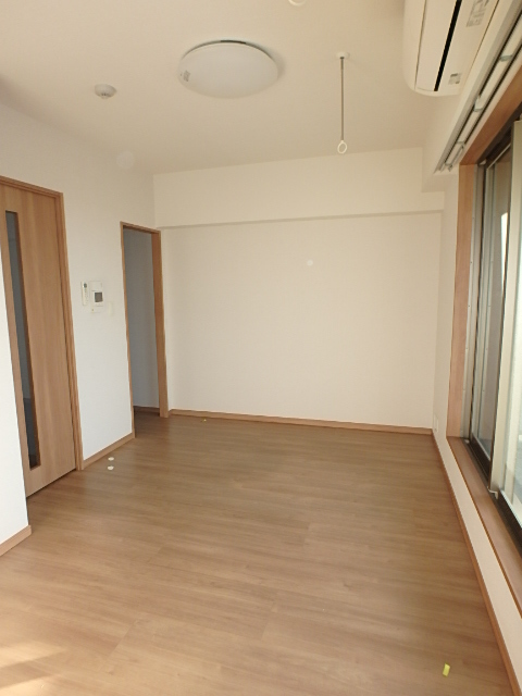 居室・リビング　前面は大きい公園で眺望良好