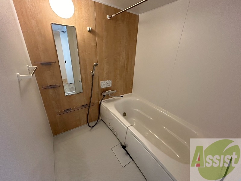 バス・シャワールーム　お風呂です。広々したバスでゆっくりくつろげます。