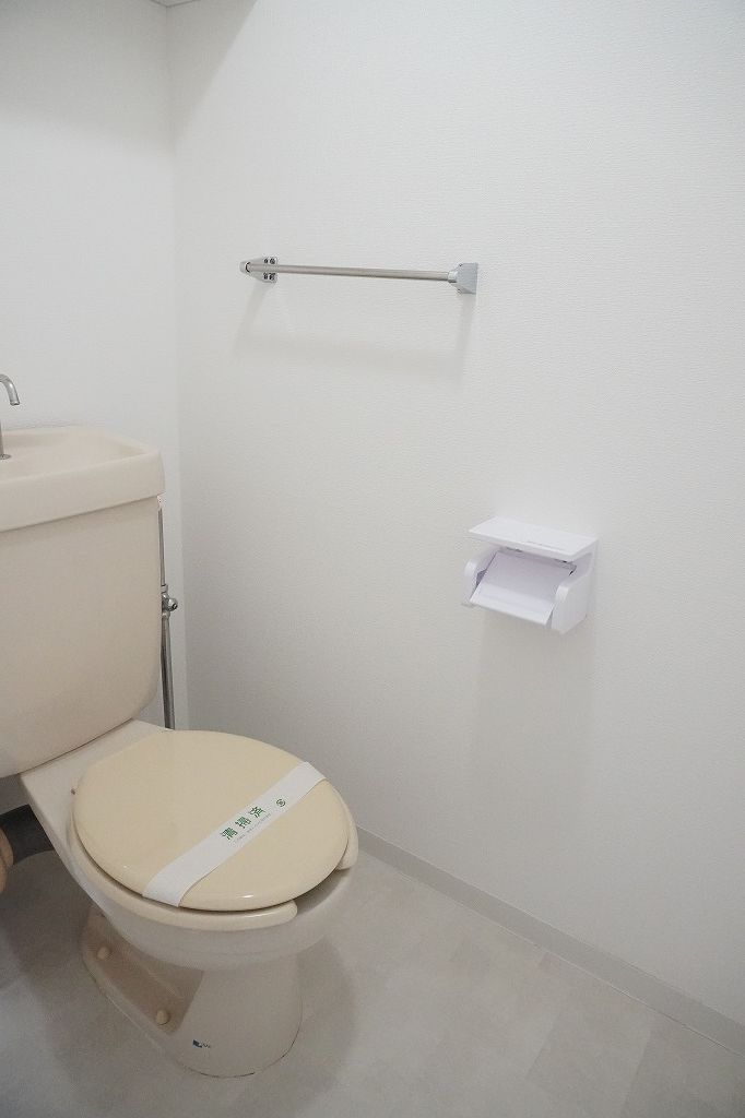 トイレ　個室トイレです！上部棚あり