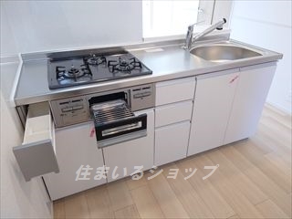 キッチン　３口ガスコンロ・グリル付き