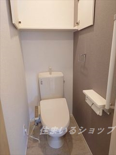 トイレ　シャワートイレ・手すり・収納あり