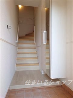 玄関　ミラー付き大型シューズボックスあり