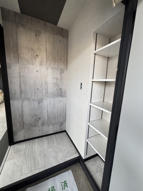 玄関　※リフォーム中の写真です