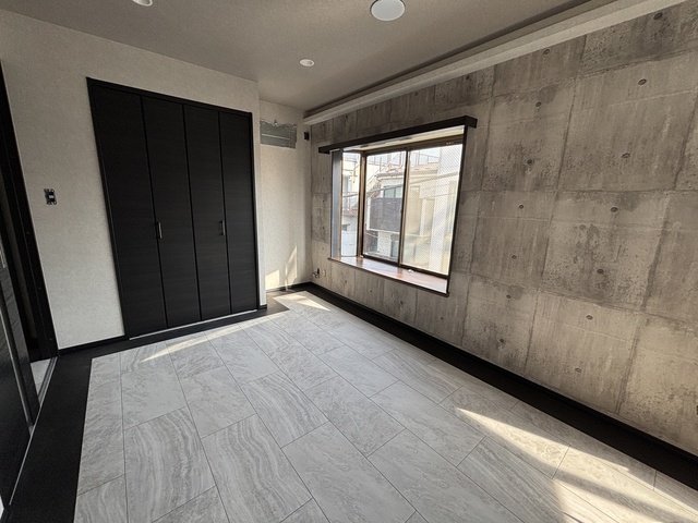 居室・リビング　キッチン側からみた洋室※リフォーム中の写真です