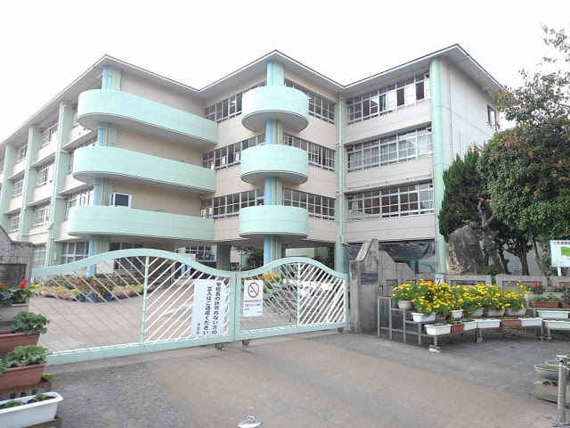 中学校　鹿児島市立甲東中学校（中学校）まで664m