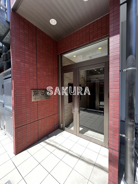 エントランス　重厚感のある建物デザイン♪