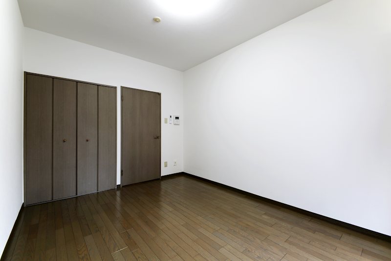 その他部屋・スペース　白基調でウッドカラーの扉とフローリングが施されています。