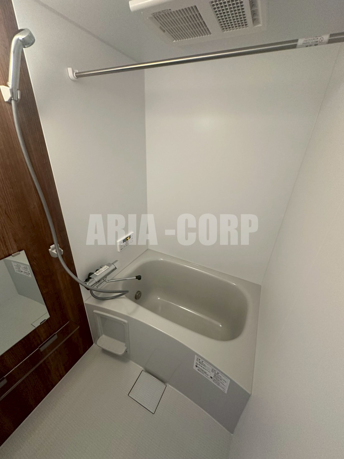 バス・シャワールーム　追焚き浴室乾燥付。カラーパネル採用でお洒落なバスルームです。