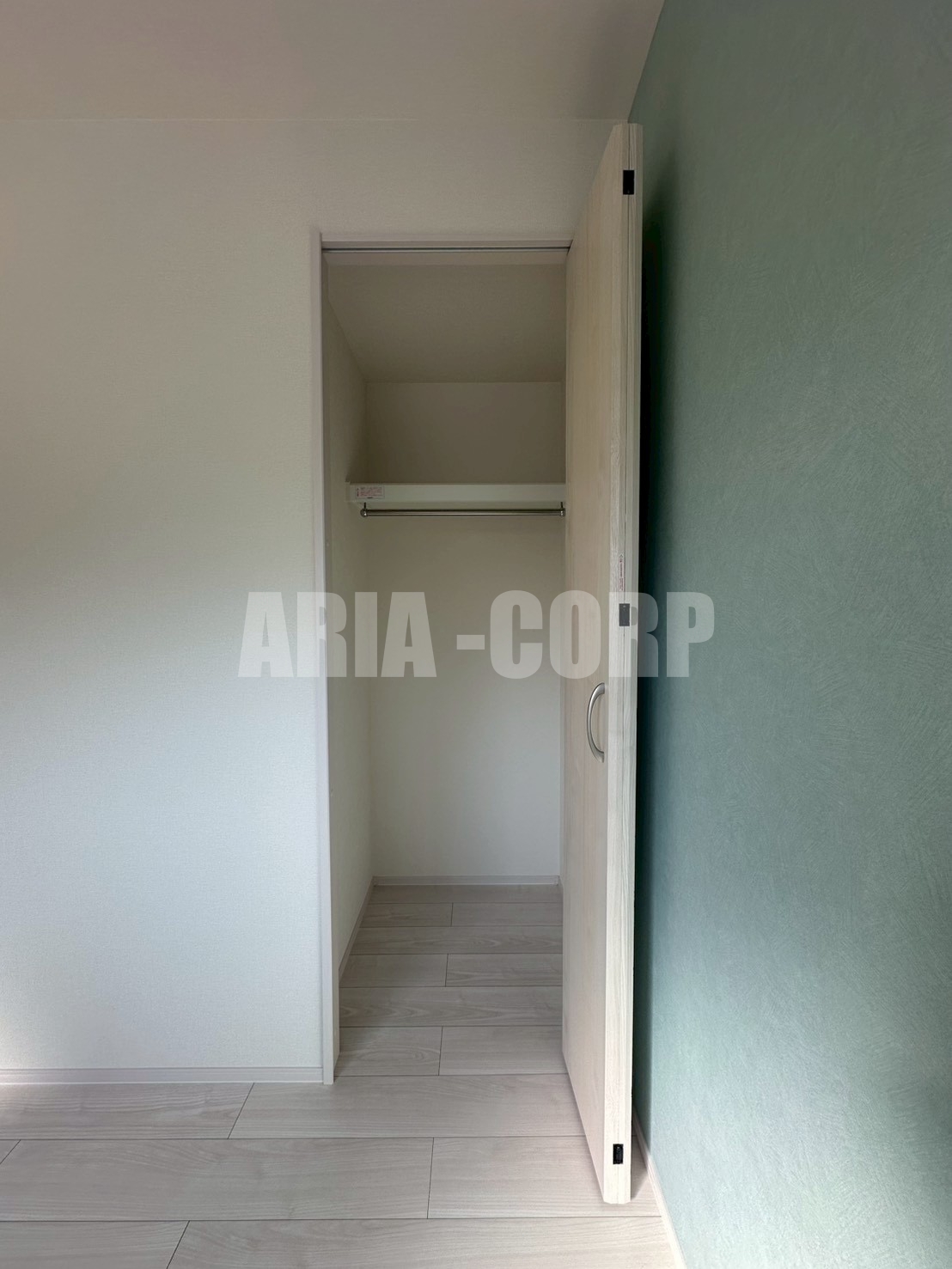 収納　クローゼット。上部には便利な棚がございます！