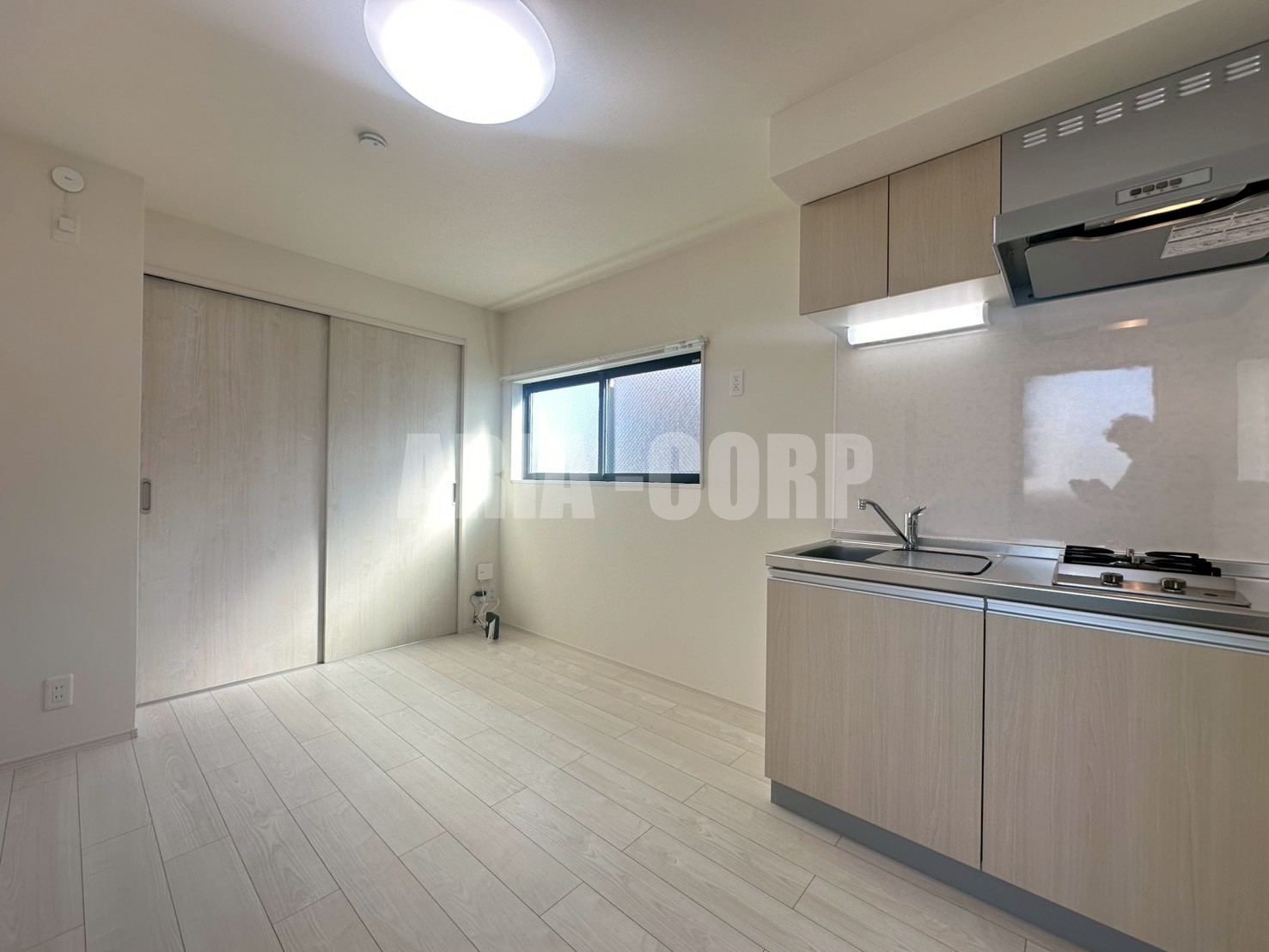 居室・リビング　白を基調としたお洒落なお部屋！奥行きたっぷりの空間です♪