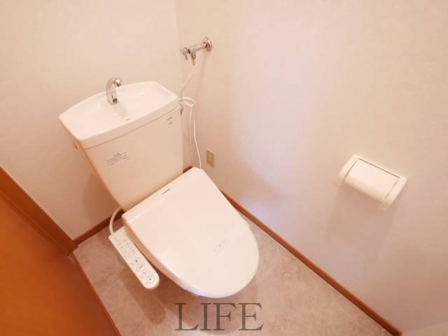 トイレ　シャワートイレつき