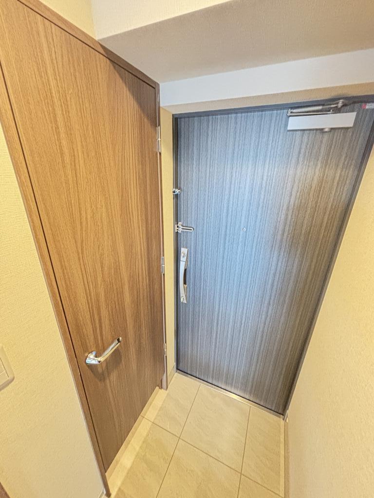 玄関　同間取り別部屋の写真です