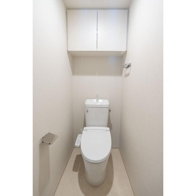 トイレ　落ち着いた色調のトイレです