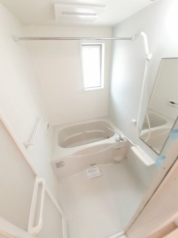 バス・シャワールーム　落ち着いた空間のお風呂です