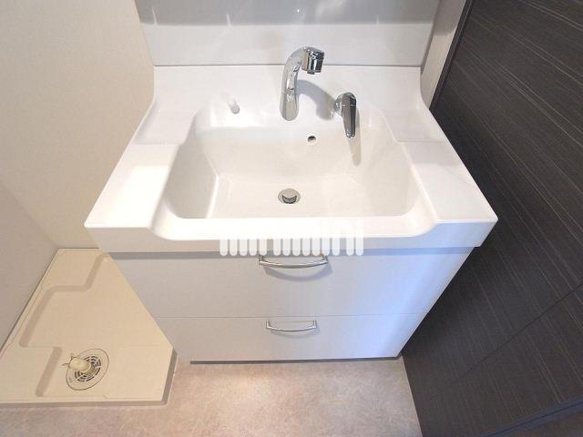 洗面設備　白のぴかぴか洗面台ですよ。