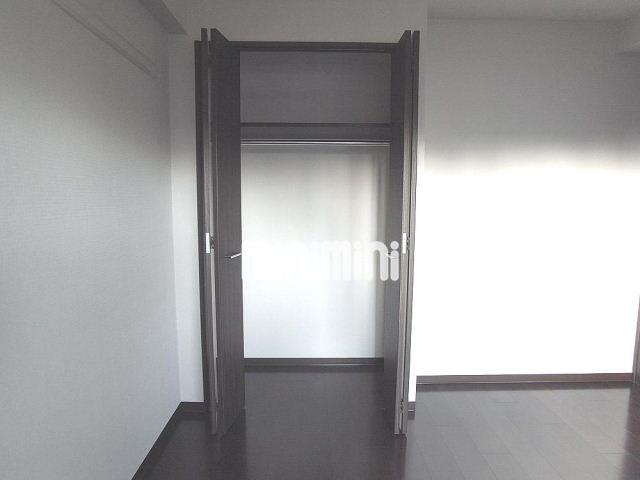 収納　ハンガーポール付収納です。