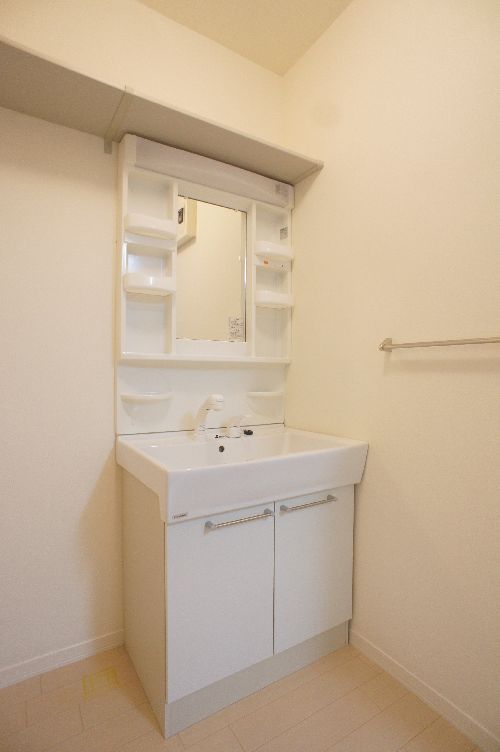 洗面設備　ゆったりとスペースのある洗面所