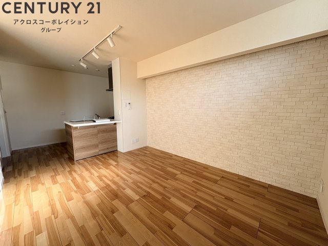 居室・リビング　床色が落ち着いた色合いで綺麗です♪