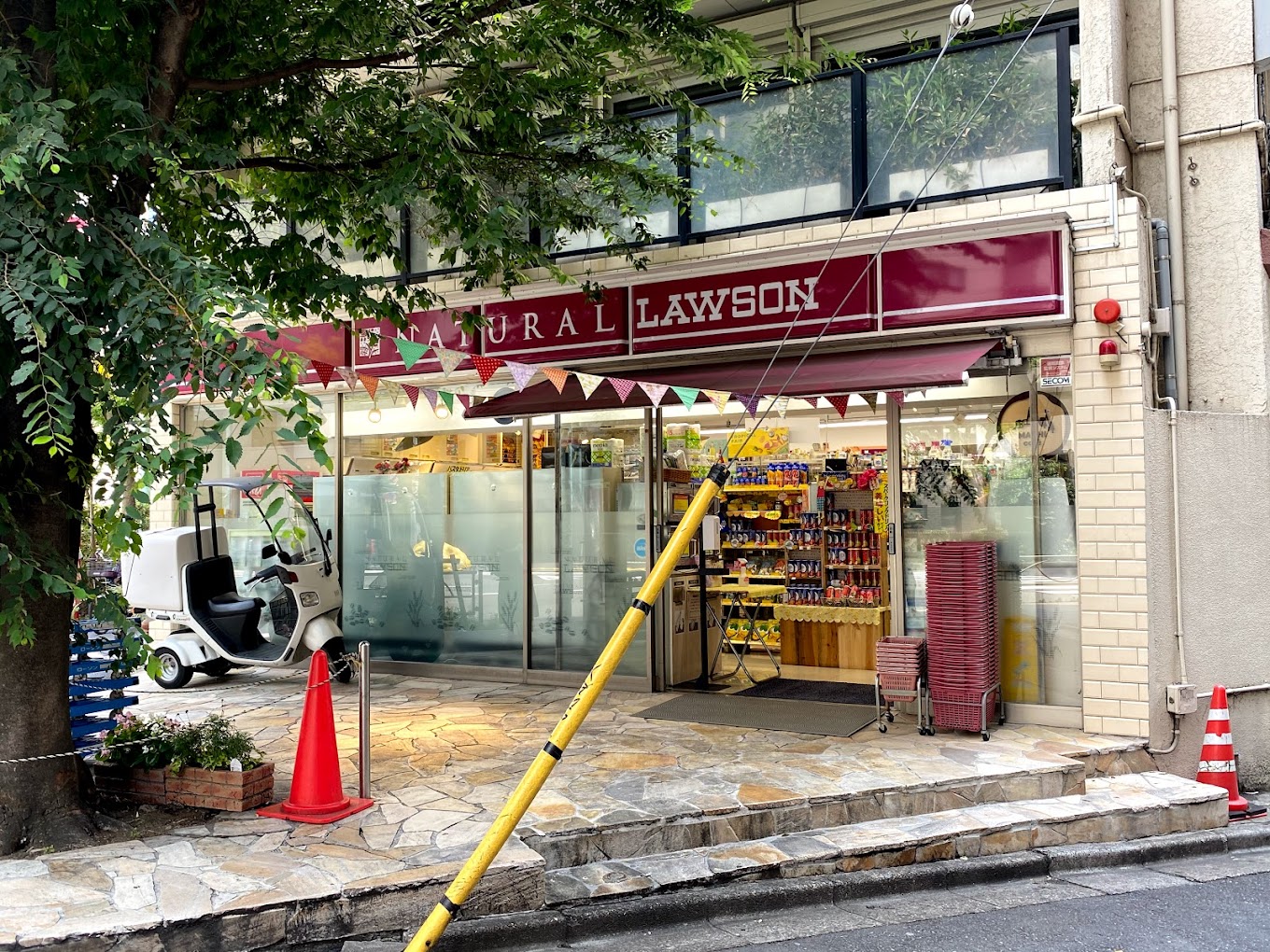 コンビニ　ナチュラルローソン渋谷神泉町店（コンビニ）まで166m