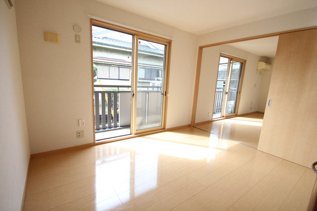 居室・リビング　別部屋参考写真です