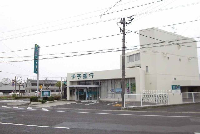 銀行　伊予銀行高松東支店さん（銀行）まで300m