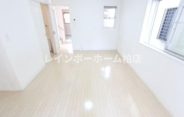 居室・リビング　こちらの居間で趣味の時間をお楽しみください