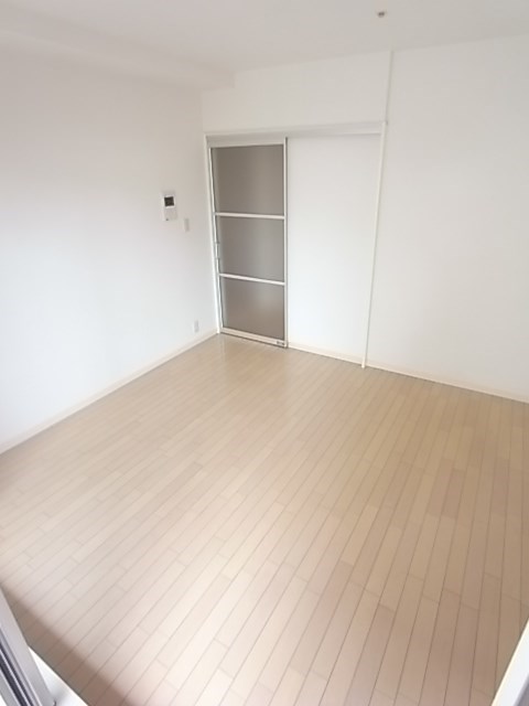 その他部屋・スペース　落ち着いた色調の寝室です