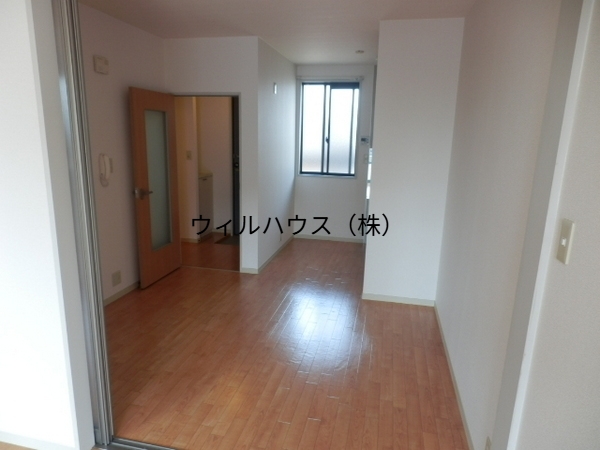 居室・リビング　キッチン窓付き