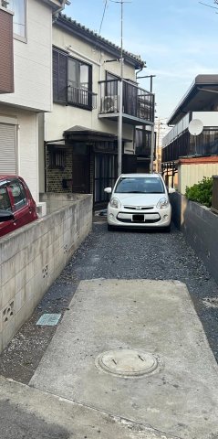 建物外観　駐車2台可能（車種による）