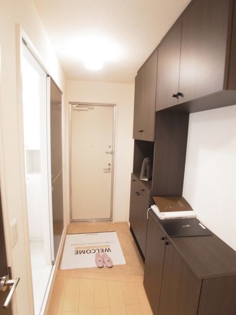 玄関　★玄関付近にもたっぷり収納スペース★