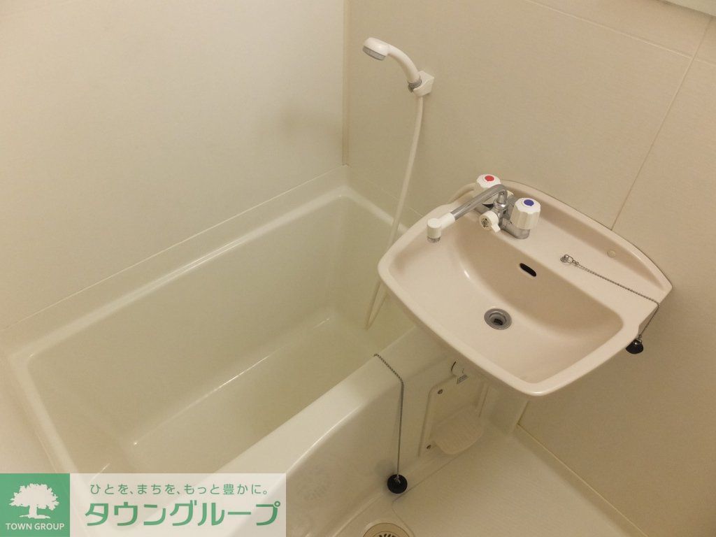 バス・シャワールーム　清潔感のある白を基調としたシンプルな浴室です。