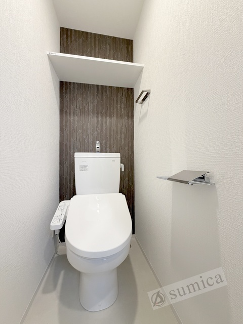 トイレ　人気アイテムの温水洗浄便座。清潔感のあるトイレです。