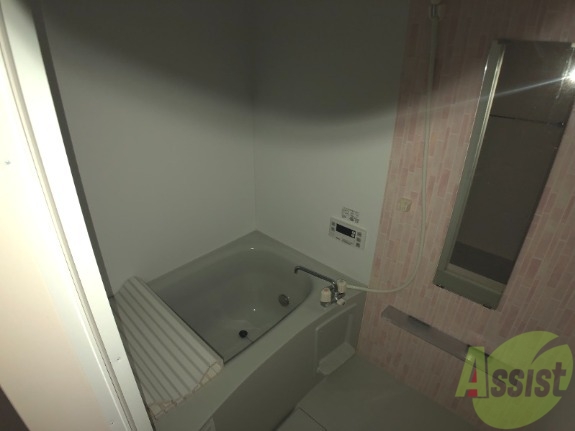 バス・シャワールーム　お風呂の様子です。追い焚きが付いております。