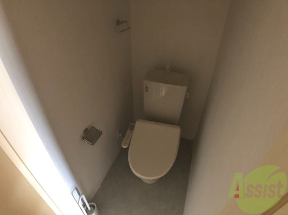 トイレ　温水洗浄便座付きのお手洗いです。これは嬉しいですね