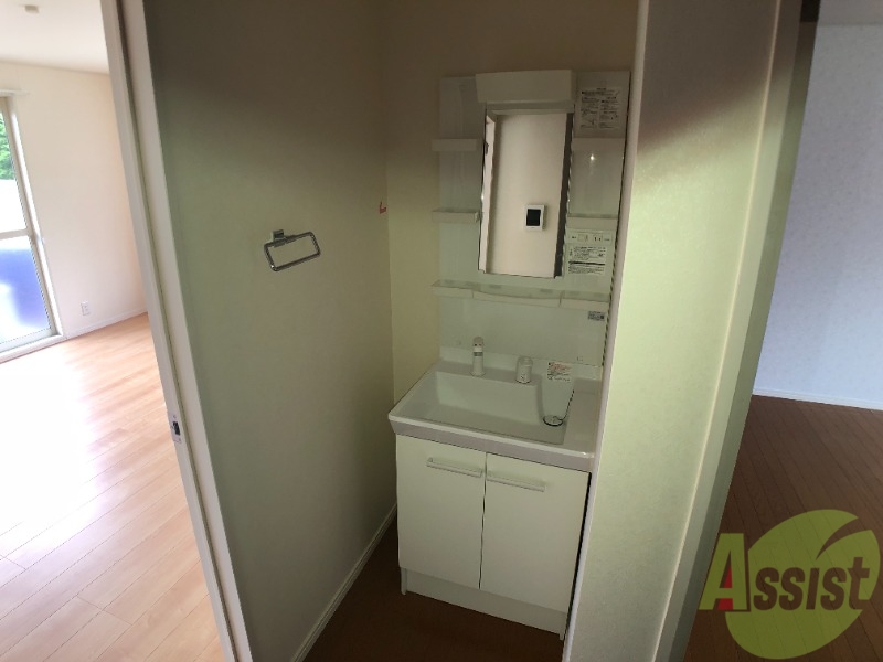 洗面設備　独立洗面台はこちらになります。朝の身支度はこちらでどうぞ