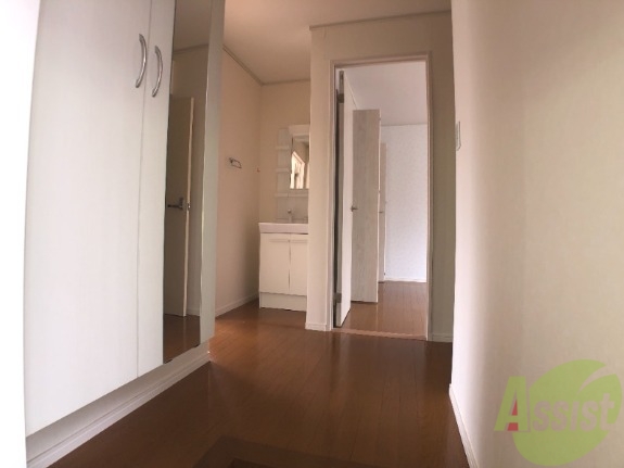 玄関　玄関の様子です。広くてこれは嬉しいですね。