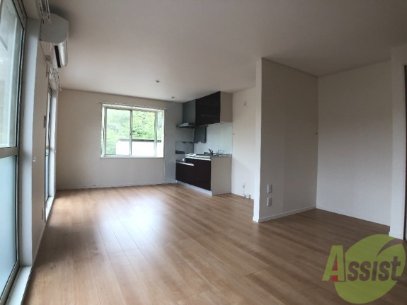 居室・リビング　広々１４．３帖のＬＤＫです。家具のレイアウトも迷いますね