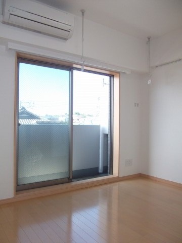 居室・リビング　約6.3帖の洋室です