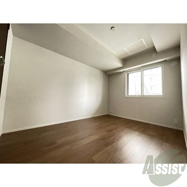 その他部屋・スペース　寝室はこちらです。光が差し込む、温かみのあるお部屋です。