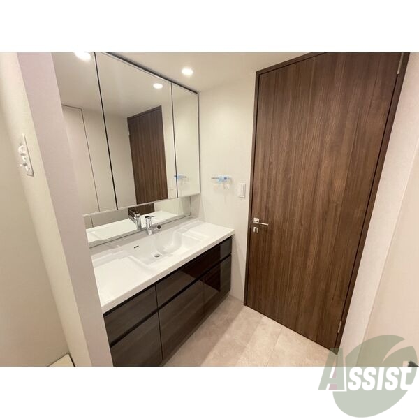 洗面設備　大きくて使いやすそうな独立洗面台になっています。