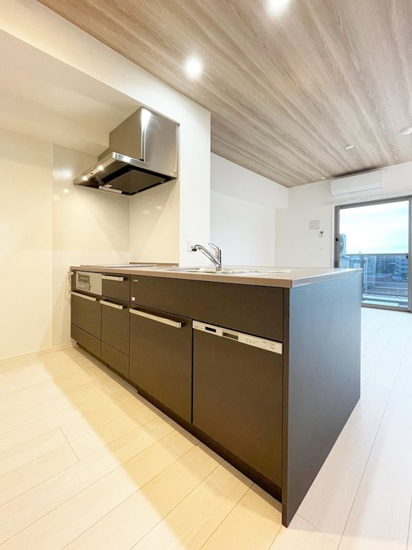 キッチン　リビングルームを見渡せるキッチンエリア