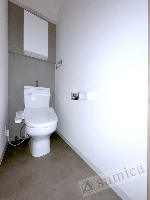 トイレ　人気アイテムの温水洗浄便座。清潔感のあるトイレです。