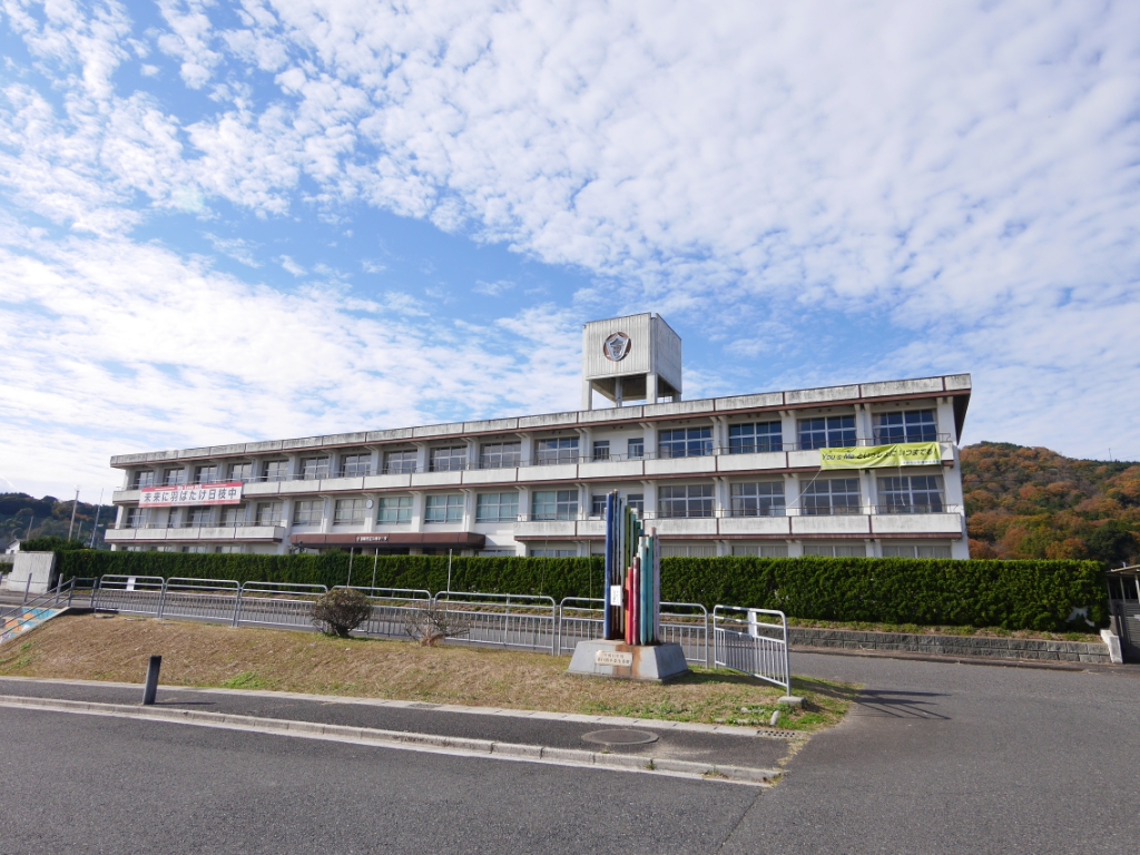 中学校　湖南市立日枝中学校（中学校）まで876m