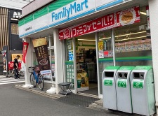 コンビニ　ファミリーマート牛田関屋駅前店（コンビニ）まで702m