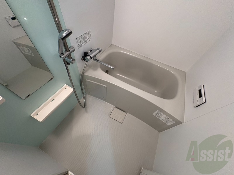 バス・シャワールーム　バスルームは狭すぎず、シャワーも浴びやすそうです。