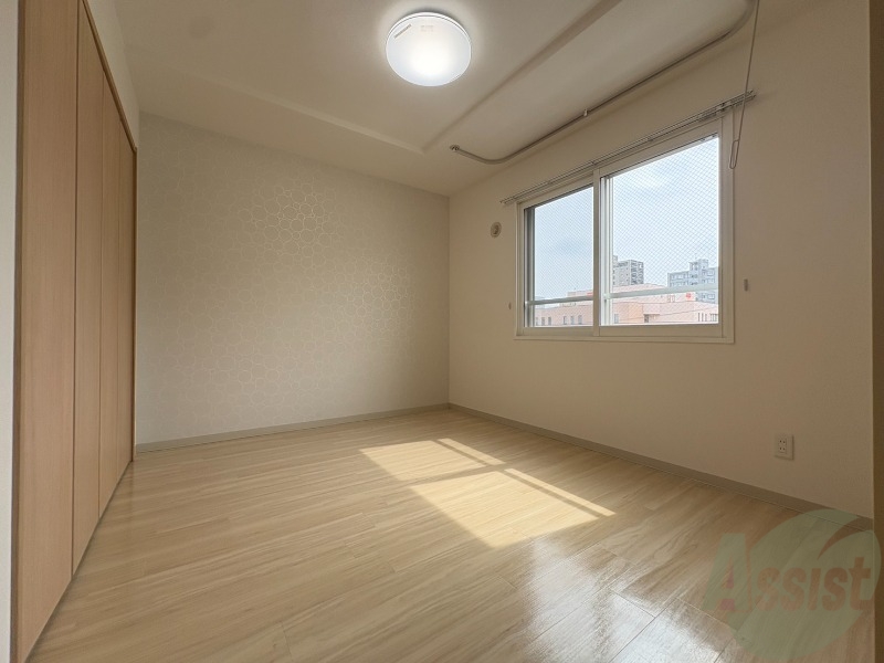 その他部屋・スペース　洋室を撮影しました。日射しがあり明るい印象。