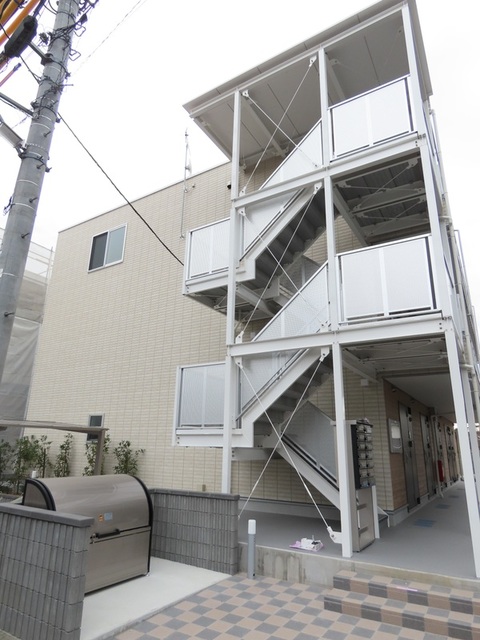 建物外観　３階建ての賃貸マンション