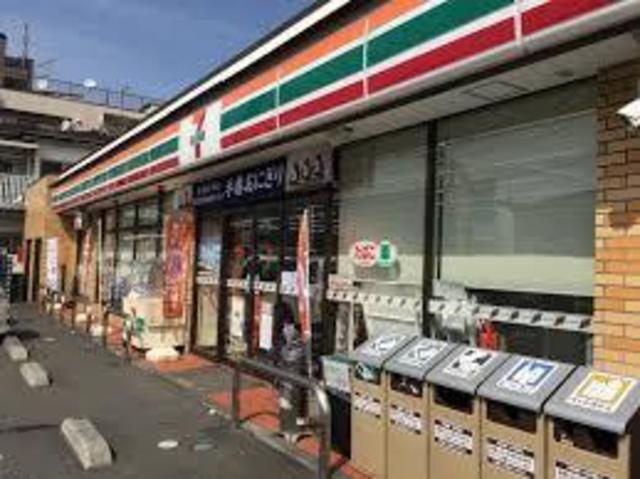 コンビニ　セブンイレブン足立六月3丁目店（コンビニ）まで557m