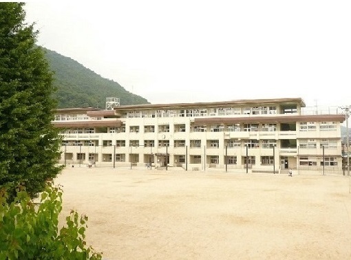 小学校　八木小学校（小学校）まで110m